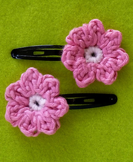 Free Crochet Pattern - Spring Blossoms Hair Clips These adorable Flower Clips will brighten any little girl’s day. Shared on Weekly Pattern Roundup for the Fiber Arts 4 Sakeenah.com