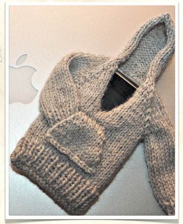 iPhoodie iPhone hoodie - Too cute! Sweater iPhone, iPad or cellphone cover. Free Knitting Pattern - Shared on the Weekly Pattern Roundup for the Fiber Arts 3 - Sakeenah.com