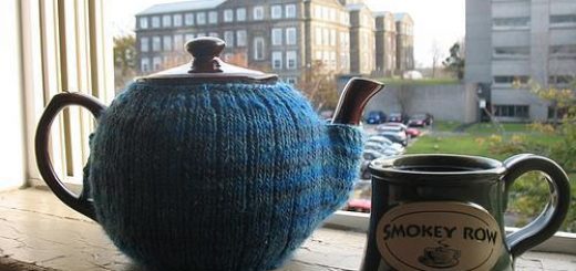 Tea Mitten Kettle Cozy Free Knitting Pattern - Shared on Weekly Pattern Wrap Up for the Fiber Arts 1 on Sakeenah.com